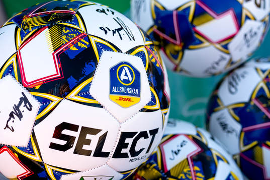 En signerad fotboll före fotbollsmatchen i Allsvenskan