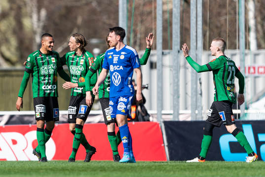 Varbergs Simon Karlsson Adjei jublar med Joakim Lindner