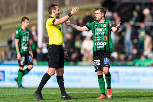 Varbergs Albin Winbo i diskussion med domare Victor Wolf