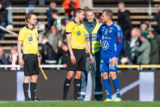 Domare Victor Wolf i diskussion med Sundsvalls Pontus