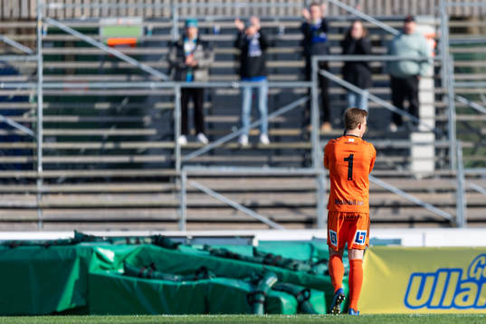 Sundsvalls målvakt Andreas Andersson tackar supportrarna