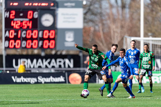 Varbergs Simon Karlsson Adjei och Sundsvalls Joe Corona