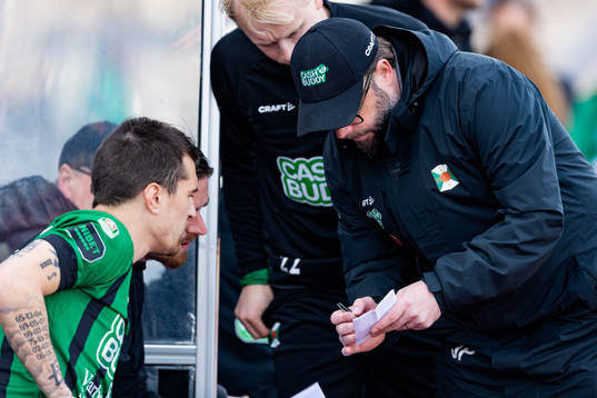 Varbergs tränare Joakim Persson ger instruktioner till Jon
