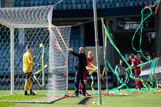 Domaren gör ett spelavbrott pga inkastad konfetti vid