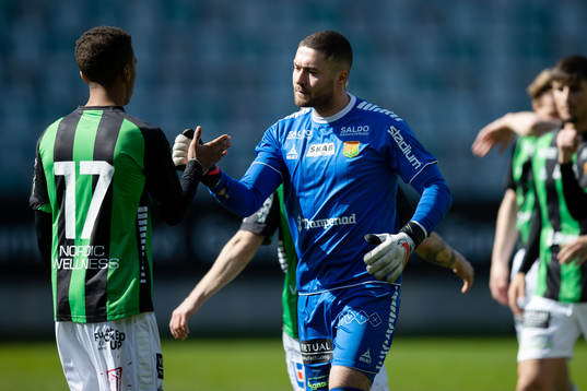 GAIS Nuha Jatta och målvakt Mergim Krasniqi jublar