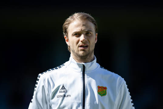 GAIS Gustav Lundgren på line up innan  fotbollsmatchen i
