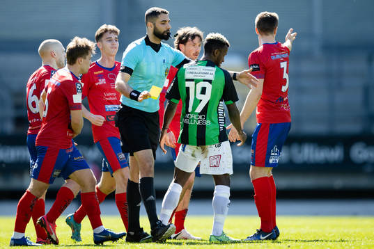Domare Ahmed Al-Kodri delar ut ett gult kort till GAIS