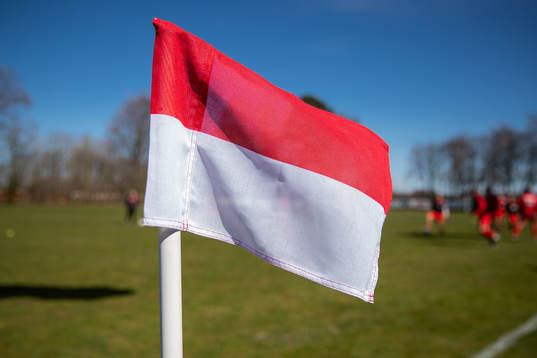 En rödvit hörnflagga