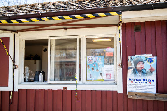Strövelstorps kiosk med en skylt som uppmärksammar Matteo