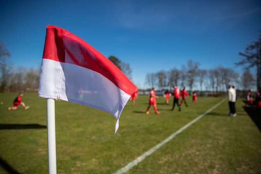 En rödvit hörnflagga