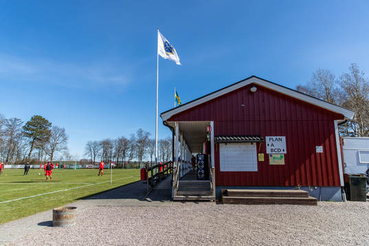 Omklädningsrum och flagga med Strövelstorps klubbmärke