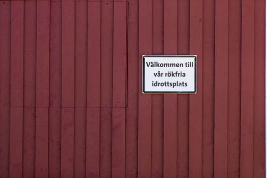 En skylt med texten Välkommen till vår rökfria