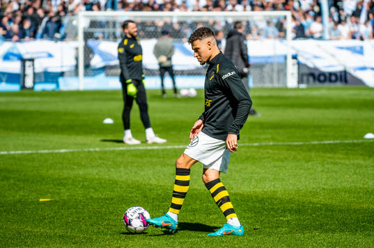 s Jordan Larsson värmer upp innan fotbollsmatchen i