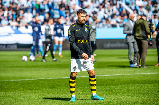 s Jordan Larsson värmer upp innan fotbollsmatchen i