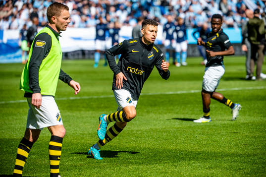 s Jordan Larsson värmer upp innan fotbollsmatchen i