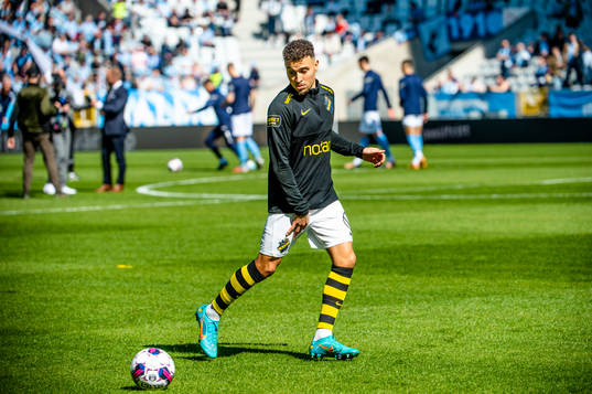 s Jordan Larsson värmer upp innan fotbollsmatchen i