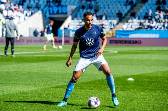 Malmö FFs Isaac Kiese Thelin värmer upp