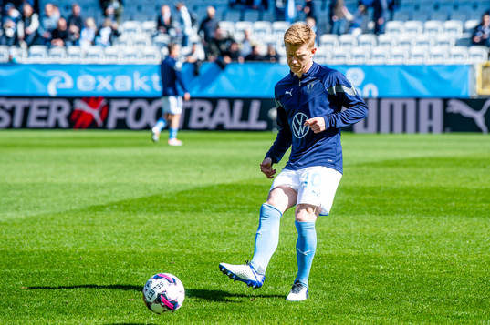 Malmö FFs Anders Christiansen värmer upp