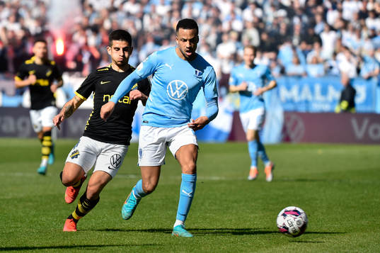 s Nicolas Stefanelli och Malmö FFs Martin Olsson