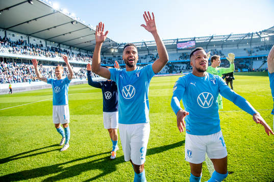 Malmö FFs Isaac Kiese Thelin och Martin Olsson jublar med