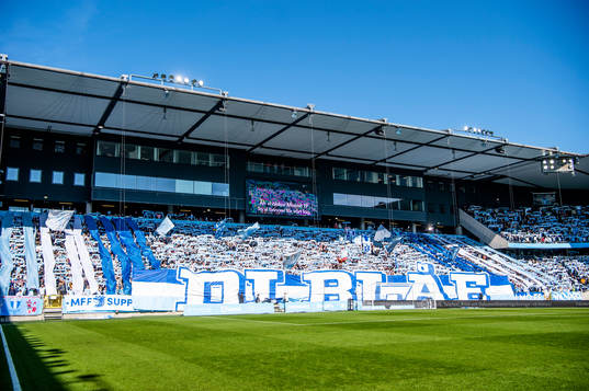 Malmö FFs supportrars tifo innan fotbollsmatchen i