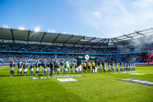Spelarna ställer upp på arenan innan fotbollsmatchen i