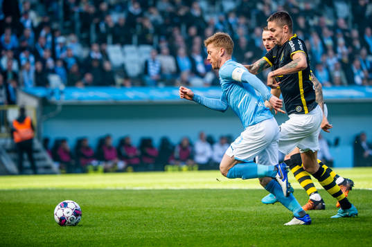 Malmö FFs Anders Christiansen på väg att assistera till