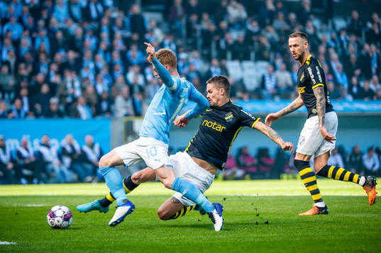 Malmö FFs Anders Christiansen på väg att assistera till