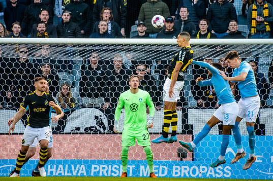 s Nabil Bahoui försöker få in bollen på Malmö FFs