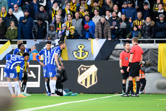 Domarna diskuterar innan Häckens Kadir Hodzic (ej i bild)