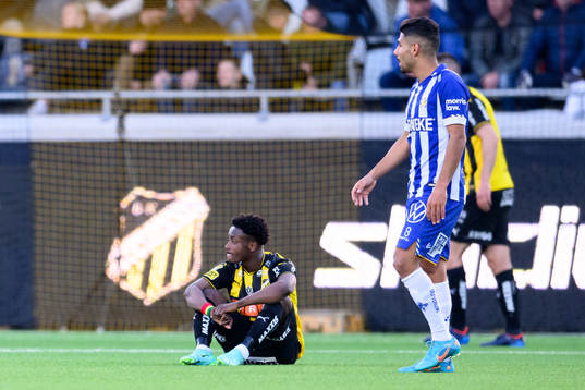 Häckens Ibrahim Sadiq sitter på planen