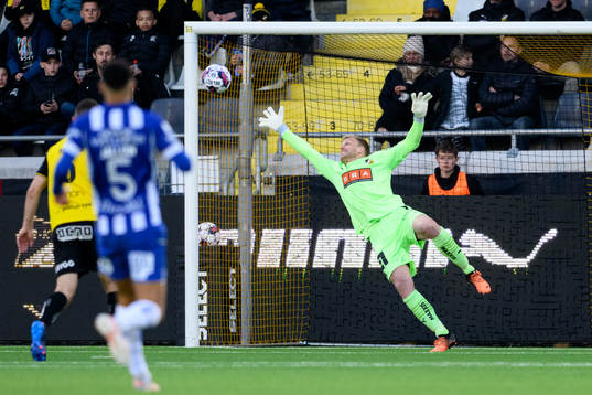 IFK Göteborgs Hosam Aiesh (ej i bild) gör 0-2 bakom