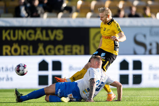 Elfsborgs Sveinn Gudjohnsen och Värnamos Victor Eriksson