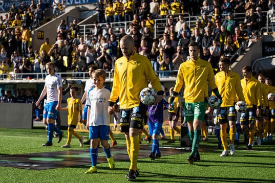 Elfsborgs spelare kommer in på arenan
