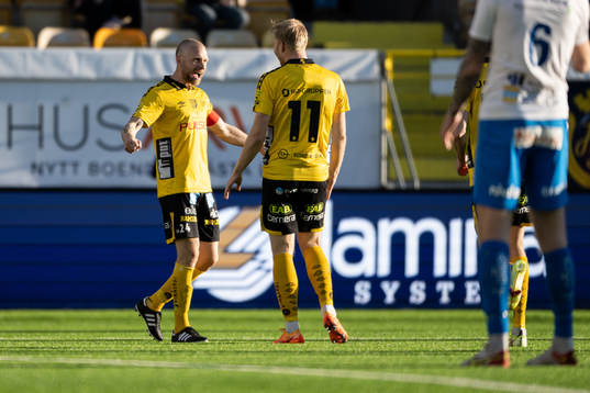 Elfsborgs Johan Larsson jublar med Sveinn Gudjohnsen