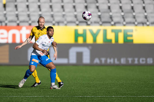 Elfsborgs Johan Larsson och Värnamos Wenderson Oliveira do