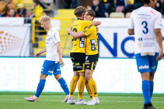 Elfsborgs Noah Söderberg jublar med Oliver Zandén