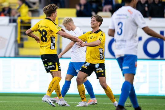Elfsborgs Noah Söderberg jublar med Oliver Zandén