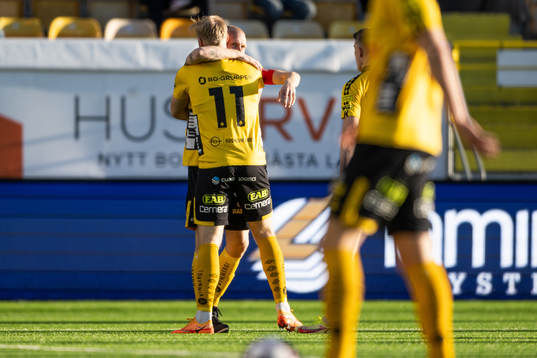 Elfsborgs Johan Larsson och Sveinn Gudjohnsen jublar