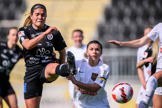 Örebros Carly Wickenheiser och Brommapojkarnas Alexsandra