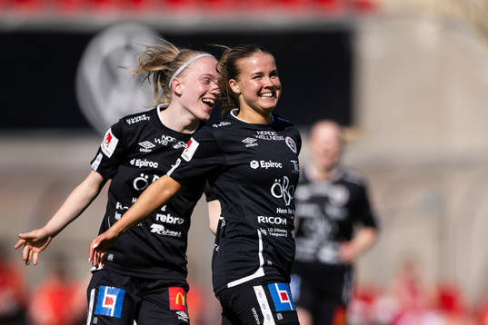 Örebros Amanda Rantanen och Anna Sandberg jublar