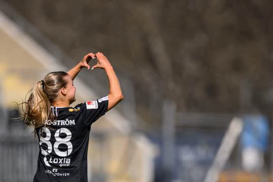 Örebros Amanda Rantanen jublar