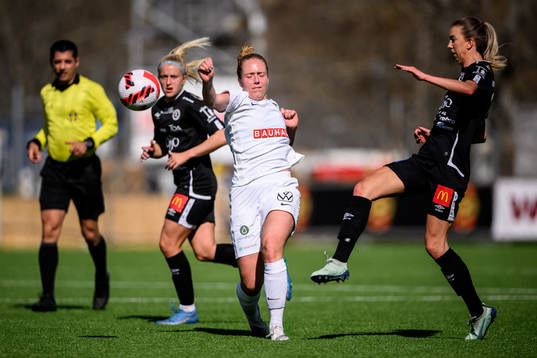 Brommapojkarnas Alice Ahlberg och Örebros Wilma Öhman