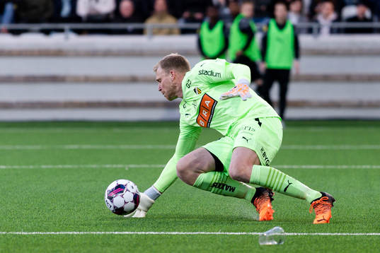 Häckens målvakt Peter Abrahamsson med en räddning