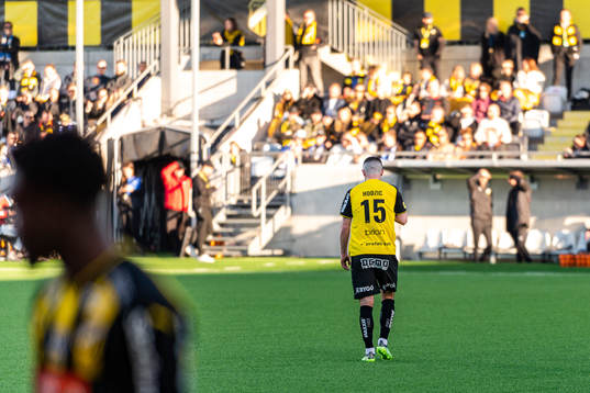 Häckens Kadir Hodzic lämnar planen