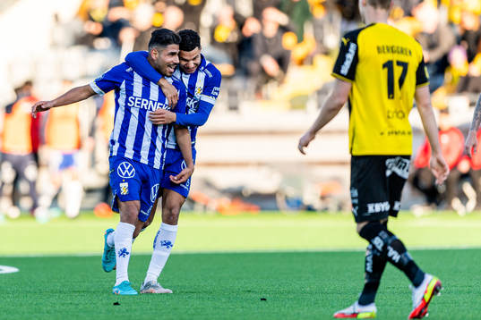 IFK Göteborgs Hosam Aiesh jublar med Alexander Jallow