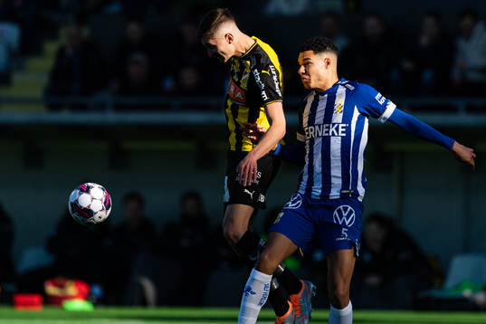 Häckens Leo Bengtsson och IFK Göteborgs Alexander Jallow