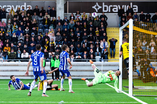 Häckens Even Hovland nickar bort bollen på mållinjen