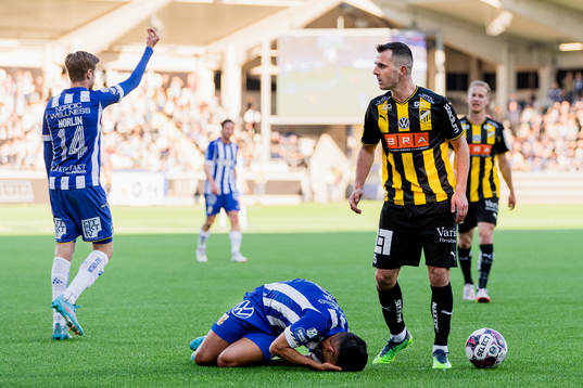 Häckens Kadir Hodzic får sitt andra gula kort och blir