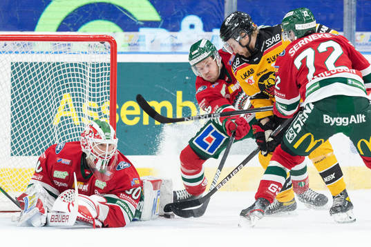 Luleås Einar Emanuelsson oroar framför Frölundas